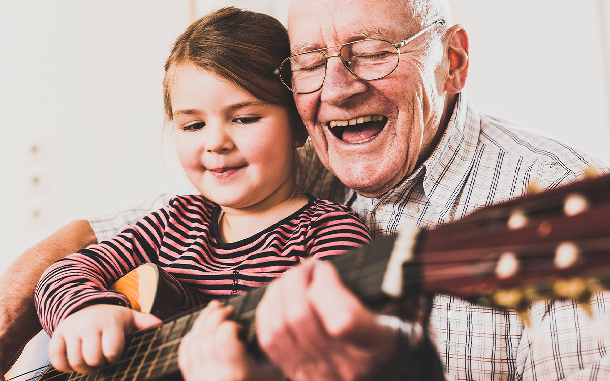 Деда исполняет. Дедушка поет. Дедушка поет фото. Дедушка поёт внучке. Фото дедушка поет с внучкой.